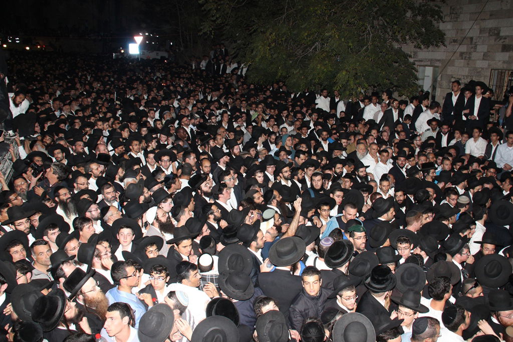 כמיליון איש נפרדו ממרן הרב עובדיה