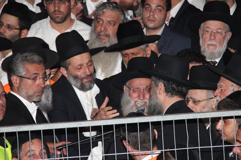 כמיליון איש נפרדו ממרן הרב עובדיה