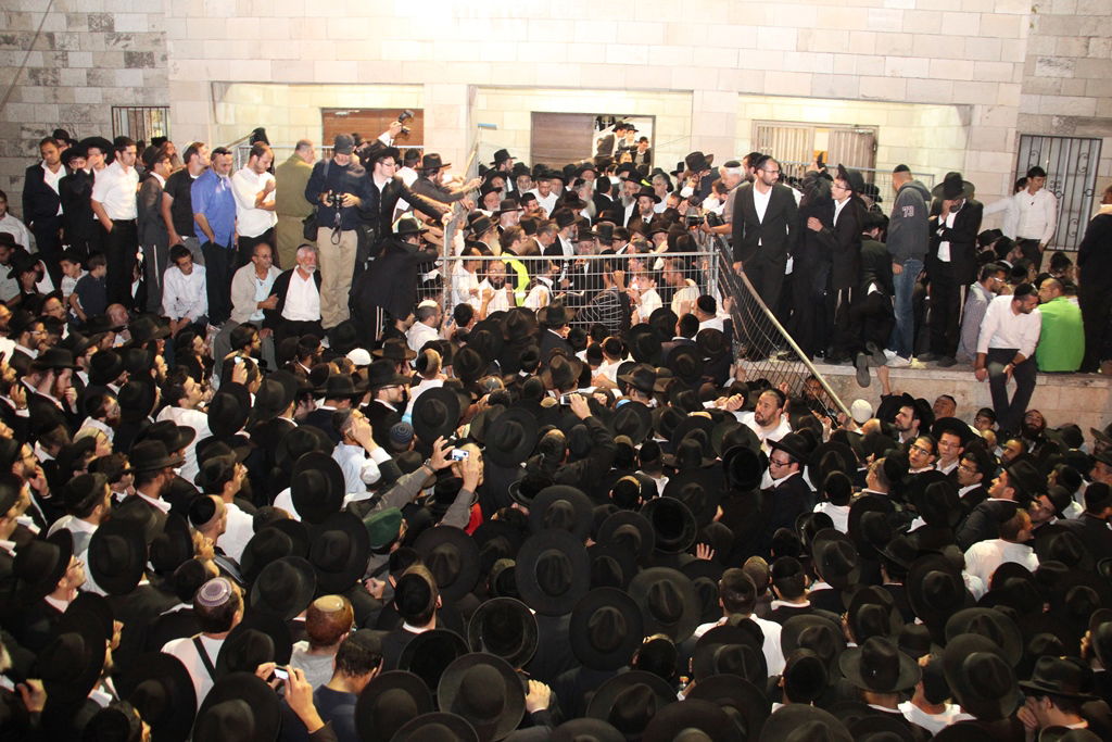 כמיליון איש נפרדו ממרן הרב עובדיה