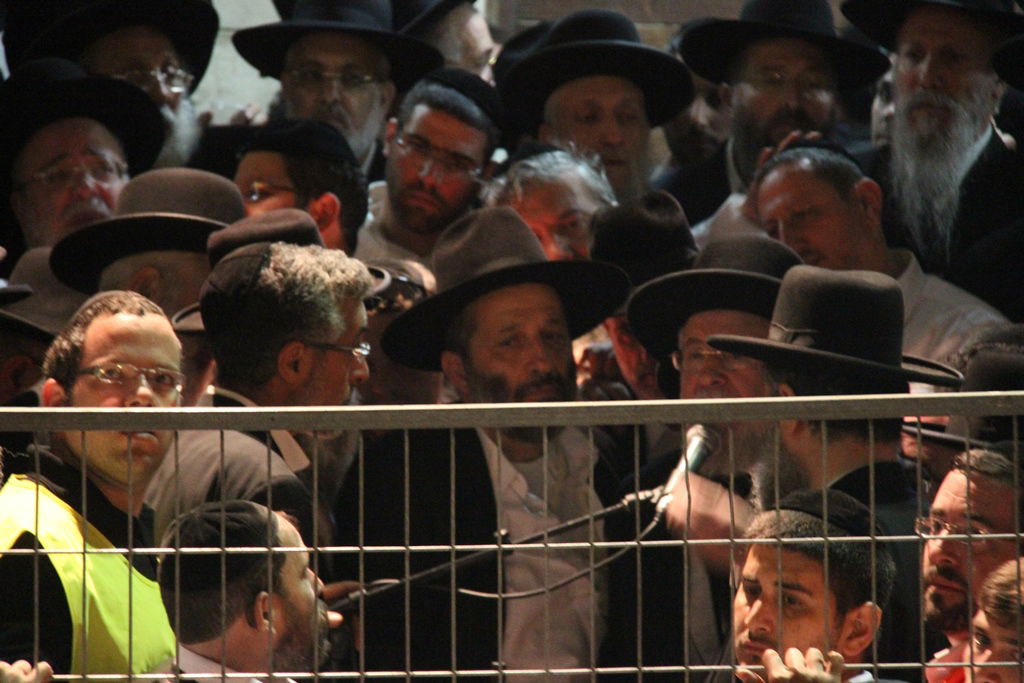 כמיליון איש נפרדו ממרן הרב עובדיה