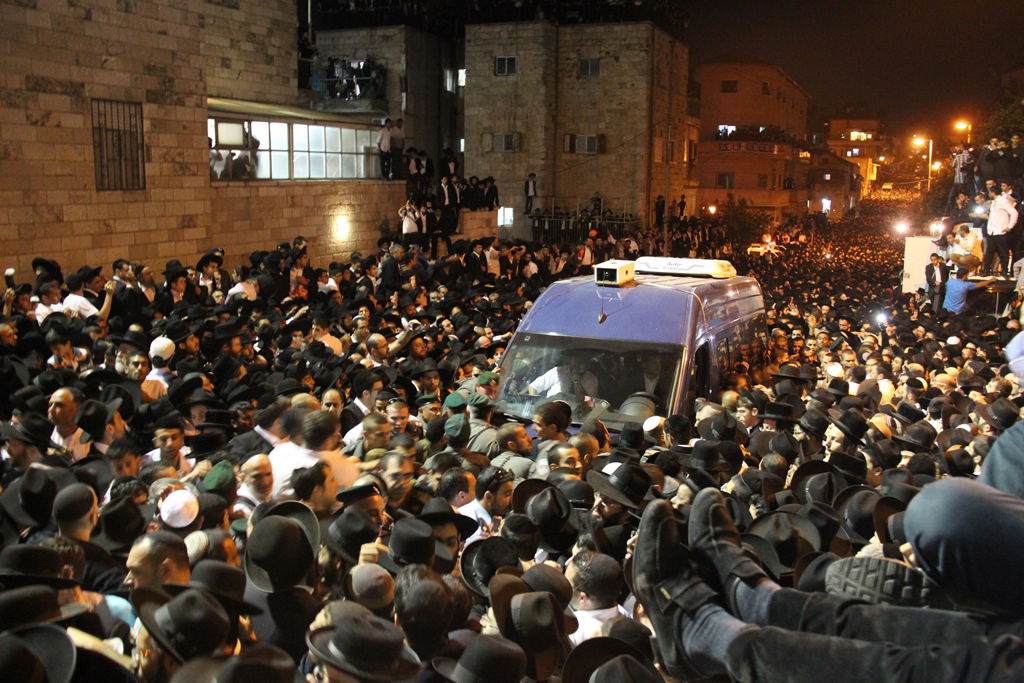 כמיליון איש נפרדו ממרן הרב עובדיה