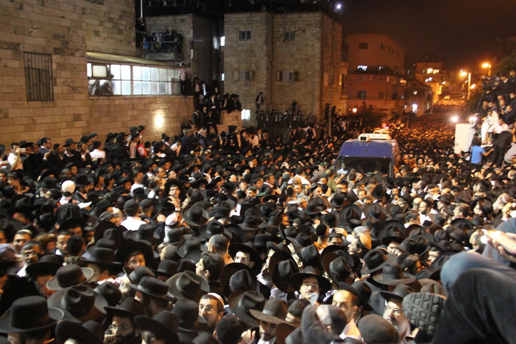 כמיליון איש נפרדו ממרן הרב עובדיה