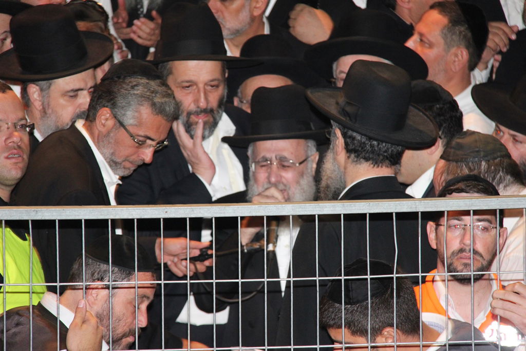 כמיליון איש נפרדו ממרן הרב עובדיה