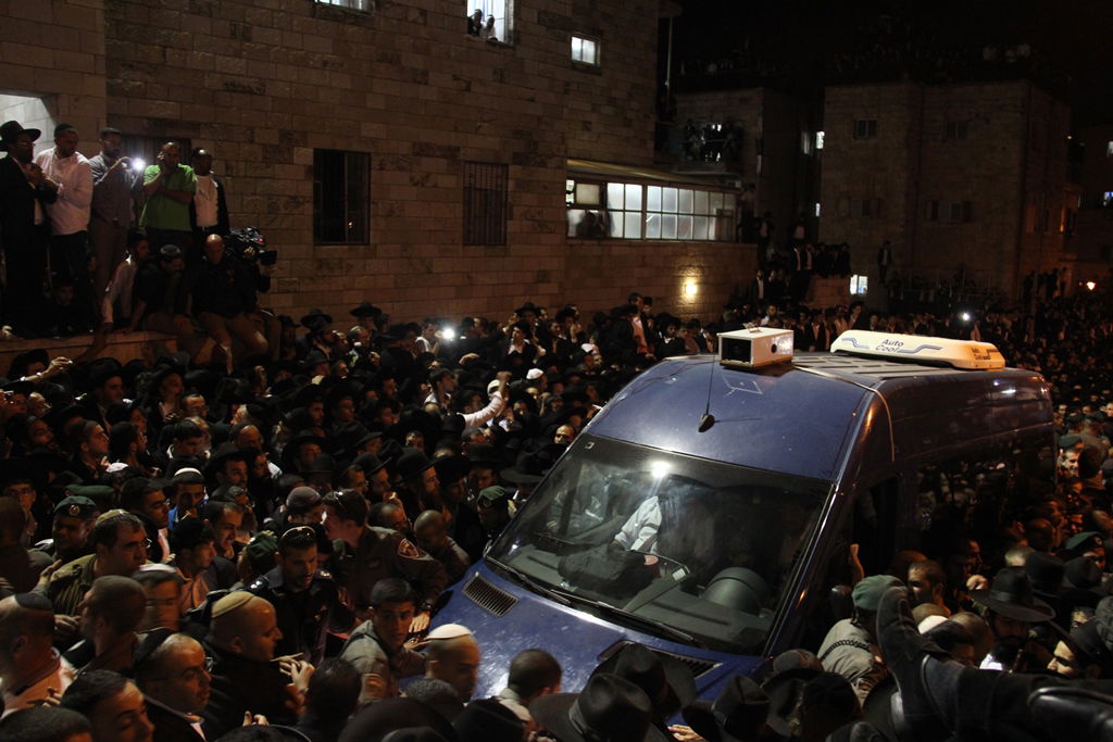 כמיליון איש נפרדו ממרן הרב עובדיה