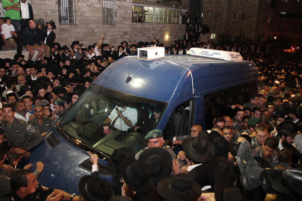כמיליון איש נפרדו ממרן הרב עובדיה