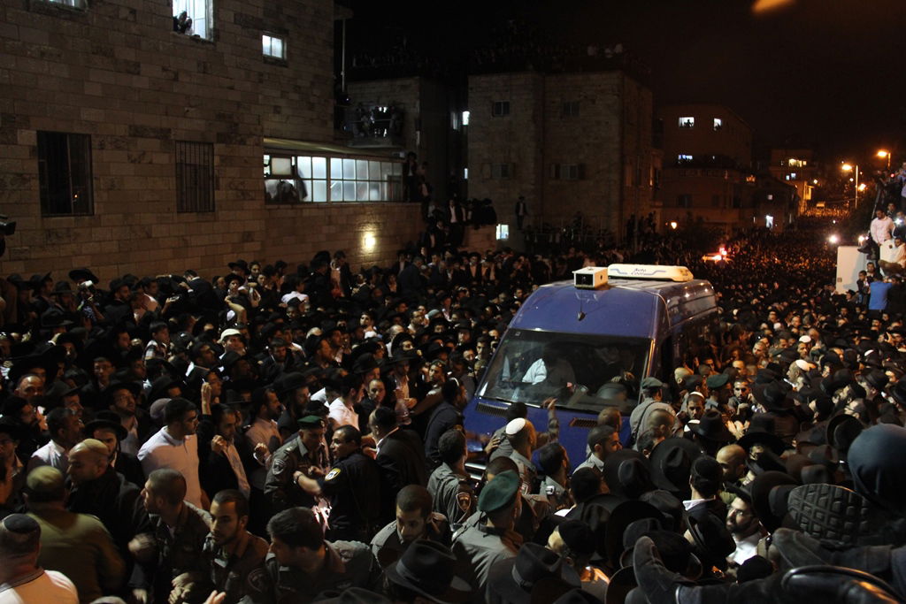 כמיליון איש נפרדו ממרן הרב עובדיה