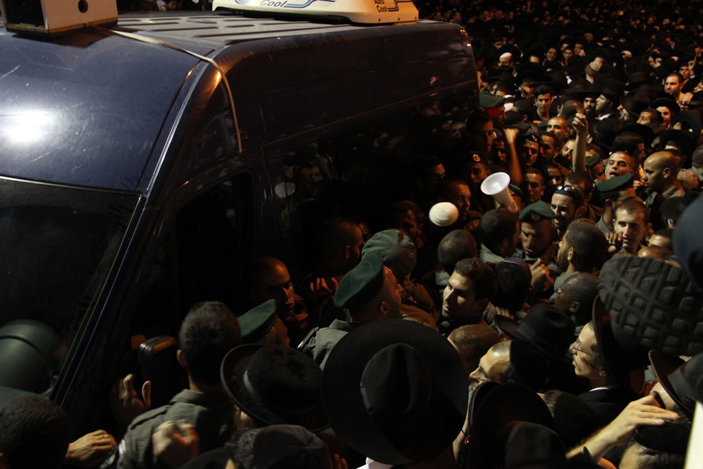 כמיליון איש נפרדו ממרן הרב עובדיה