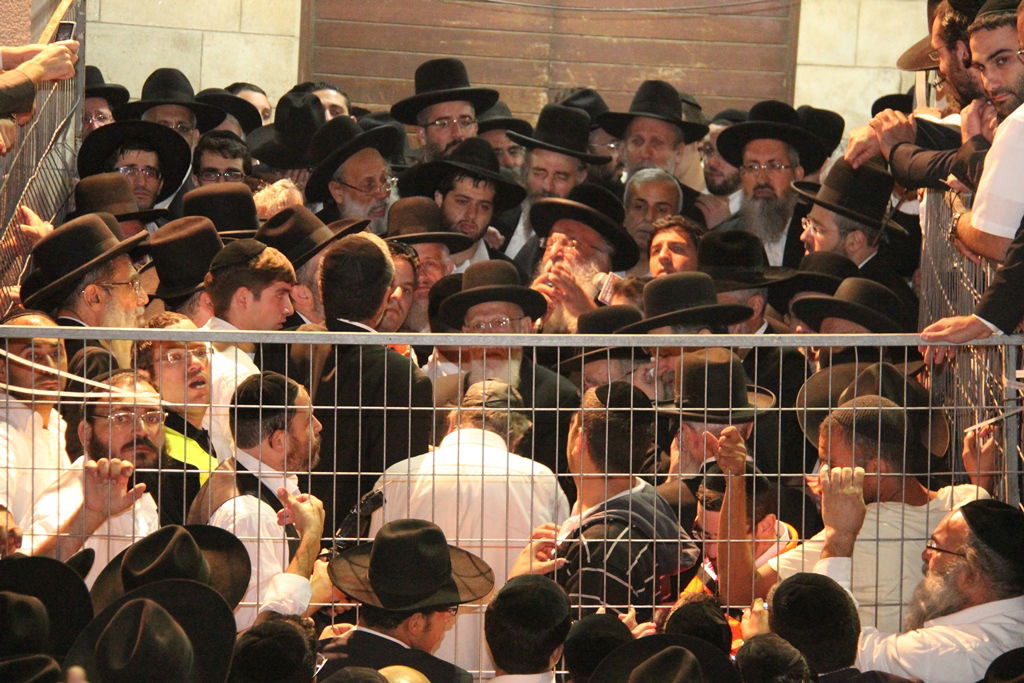 כמיליון איש נפרדו ממרן הרב עובדיה