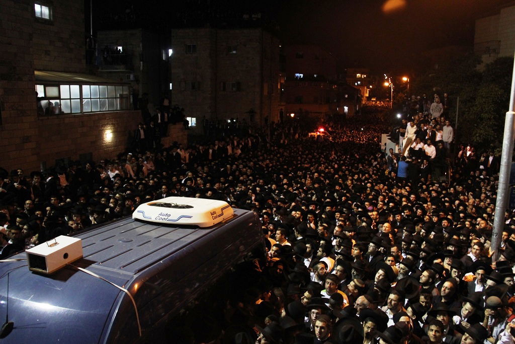 כמיליון איש נפרדו ממרן הרב עובדיה