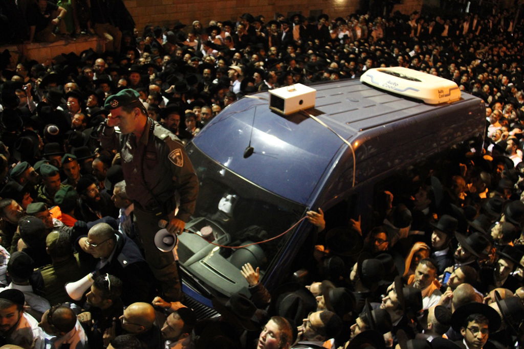 כמיליון איש נפרדו ממרן הרב עובדיה