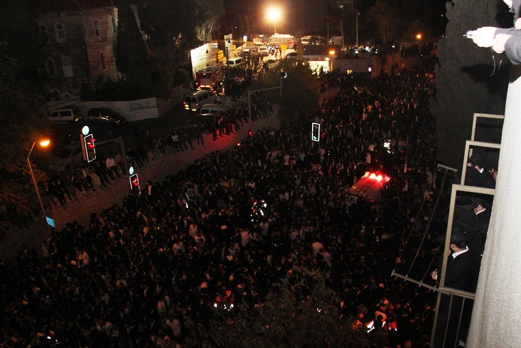 כמיליון איש נפרדו ממרן הרב עובדיה