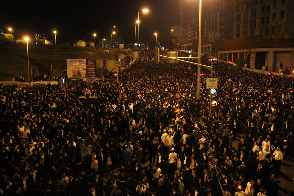 כמיליון איש נפרדו ממרן הרב עובדיה