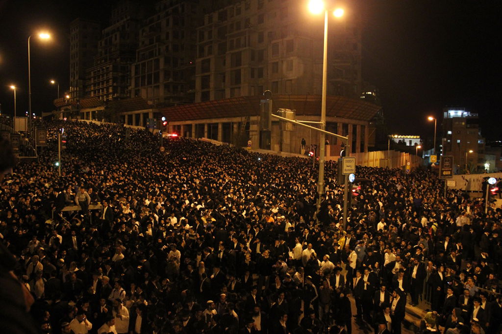 כמיליון איש נפרדו ממרן הרב עובדיה