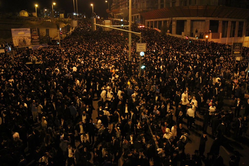 כמיליון איש נפרדו ממרן הרב עובדיה