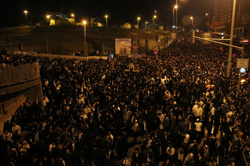 כמיליון איש נפרדו ממרן הרב עובדיה