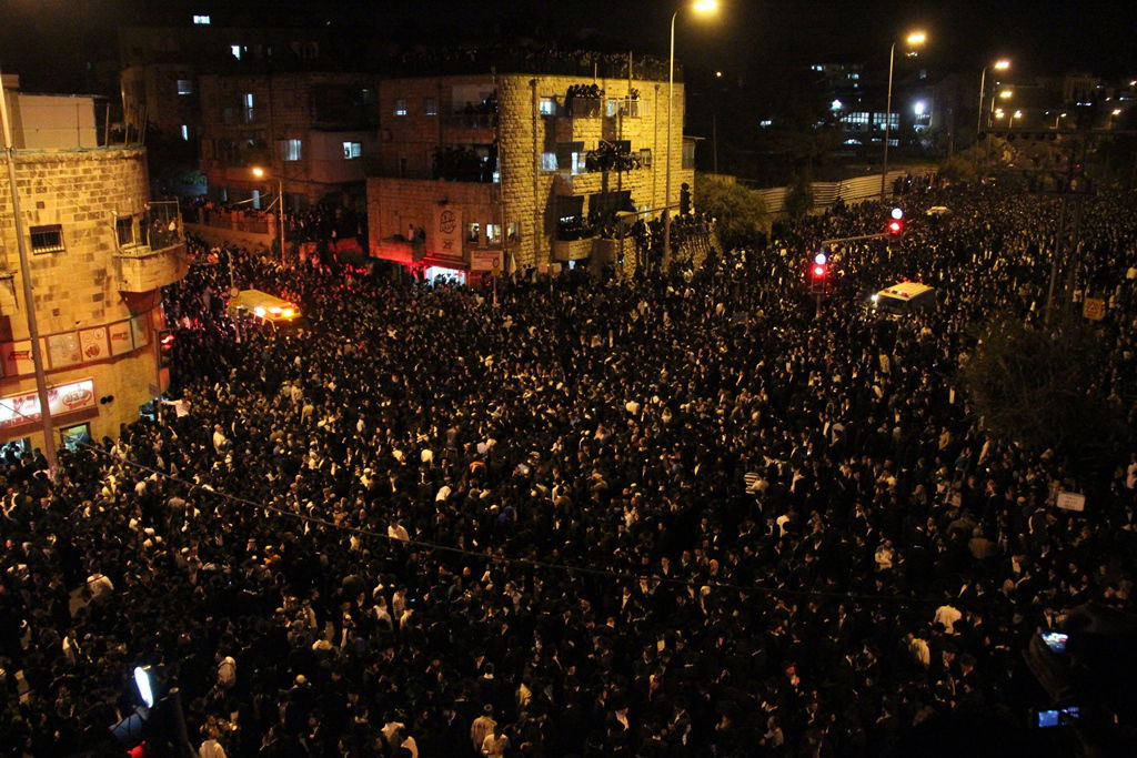 כמיליון איש נפרדו ממרן הרב עובדיה