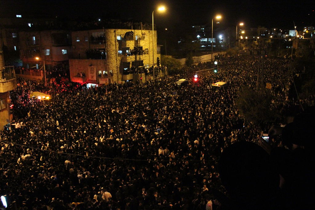 כמיליון איש נפרדו ממרן הרב עובדיה