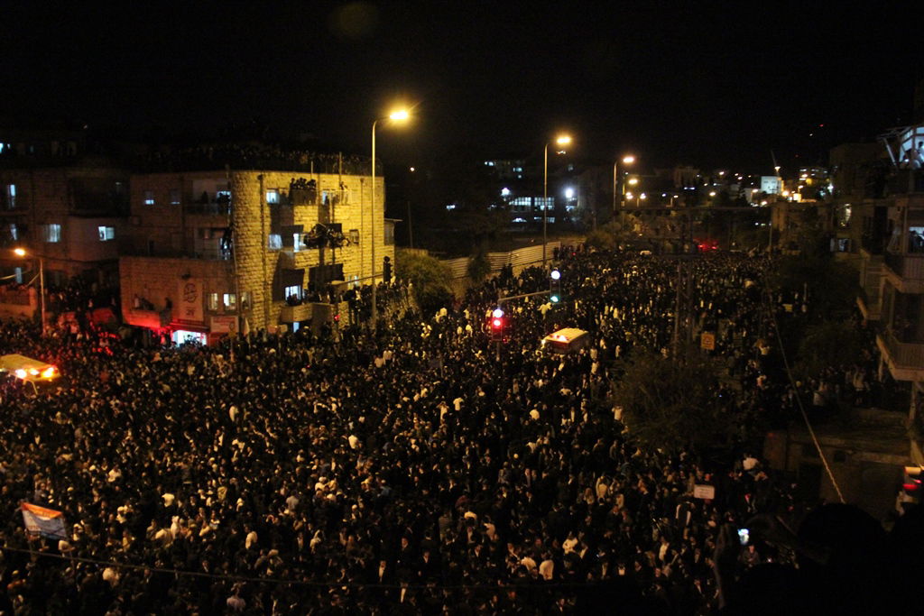 כמיליון איש נפרדו ממרן הרב עובדיה