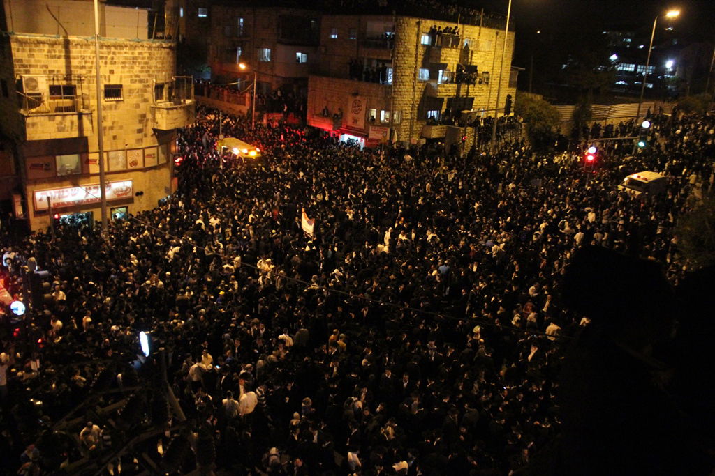 כמיליון איש נפרדו ממרן הרב עובדיה