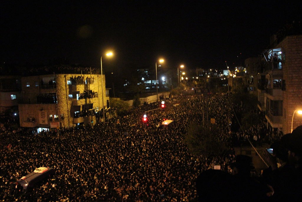 כמיליון איש נפרדו ממרן הרב עובדיה
