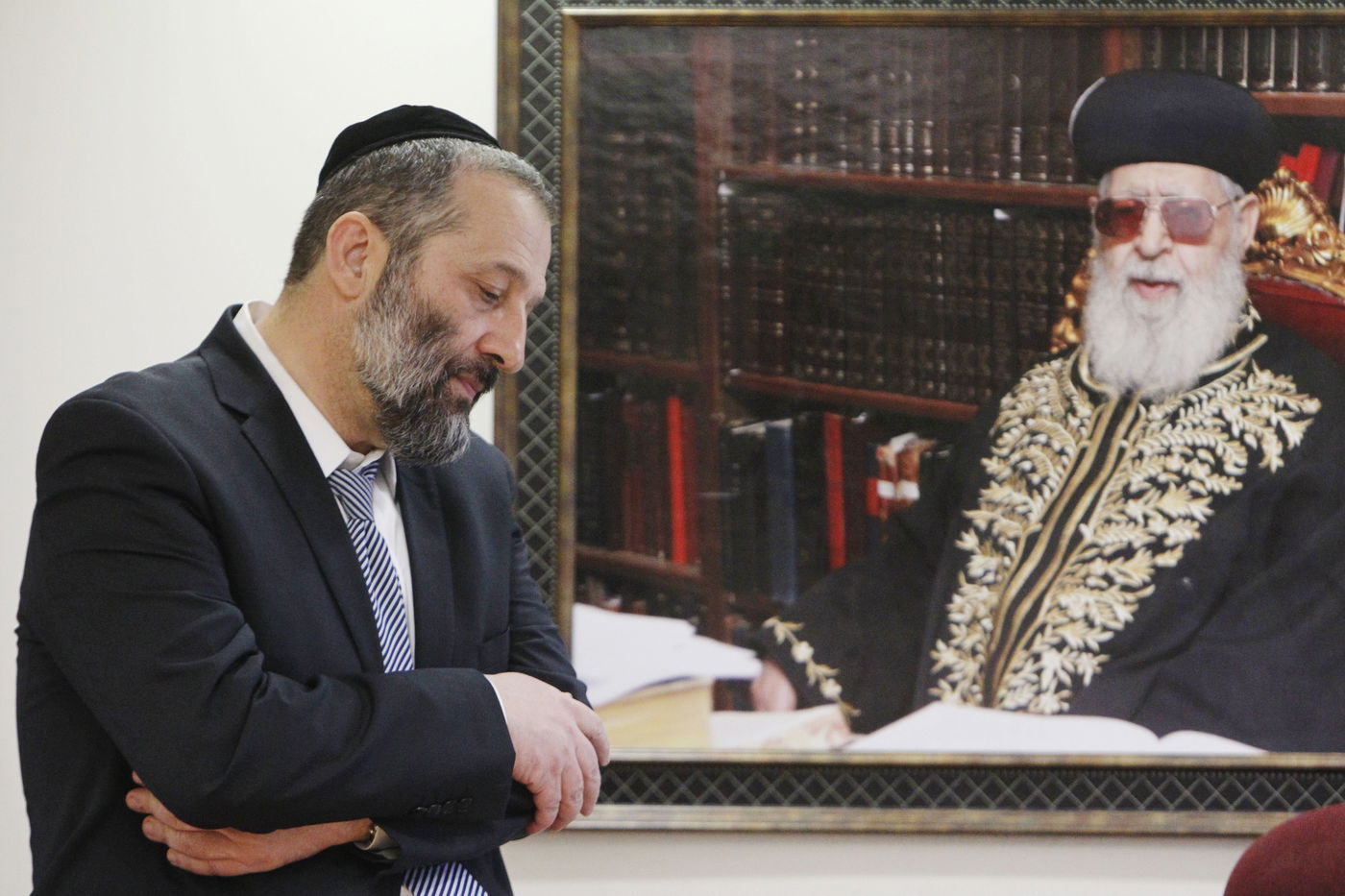 דרעי לצד תמונות הגר"ע יוסף