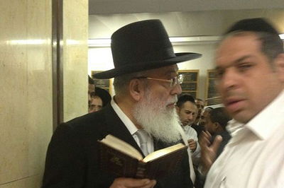 הרב שלמה עמאר מתפלל לרפואת הרב עובדיה בבית-החולים