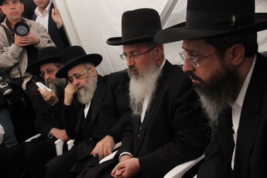 גלרית ענק: אלפים ובראשם גדולי ישראל בניחום אבלים בבית הגר"ע יוסף זצוק"ל