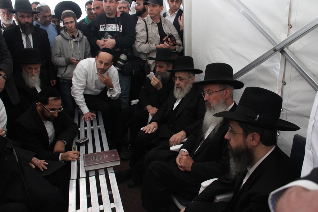 גלרית ענק: אלפים ובראשם גדולי ישראל בניחום אבלים בבית הגר"ע יוסף זצוק"ל