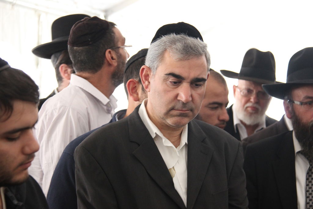 גלרית ענק: אלפים ובראשם גדולי ישראל בניחום אבלים בבית הגר"ע יוסף זצוק"ל