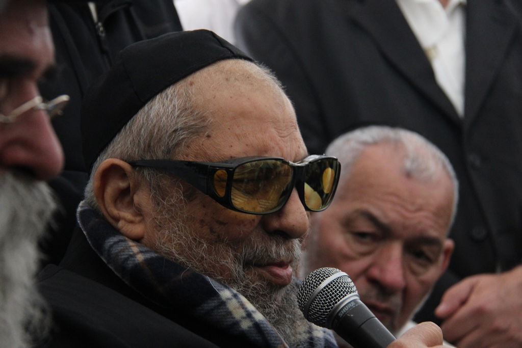 גלרית ענק: אלפים ובראשם גדולי ישראל בניחום אבלים בבית הגר"ע יוסף זצוק"ל