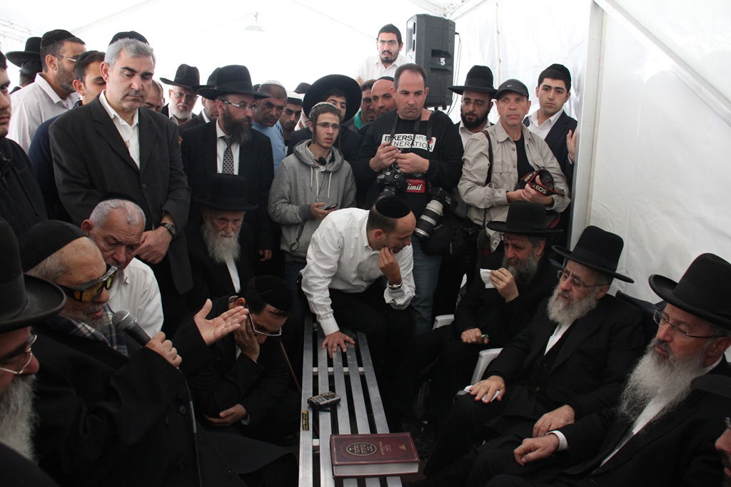 גלרית ענק: אלפים ובראשם גדולי ישראל בניחום אבלים בבית הגר"ע יוסף זצוק"ל