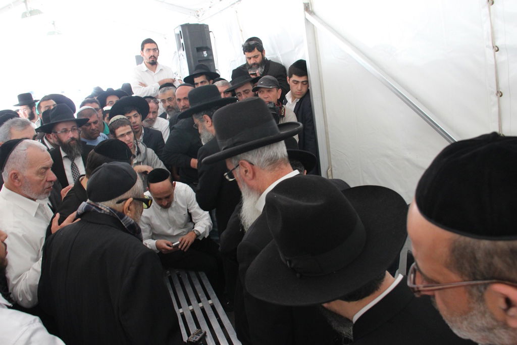 גלרית ענק: אלפים ובראשם גדולי ישראל בניחום אבלים בבית הגר"ע יוסף זצוק"ל