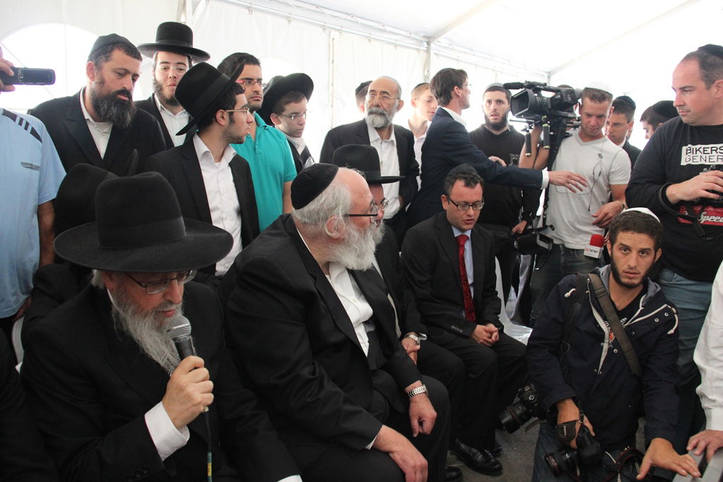 גלרית ענק: אלפים ובראשם גדולי ישראל בניחום אבלים בבית הגר"ע יוסף זצוק"ל