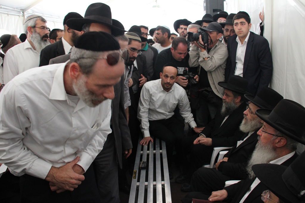 גלרית ענק: אלפים ובראשם גדולי ישראל בניחום אבלים בבית הגר"ע יוסף זצוק"ל