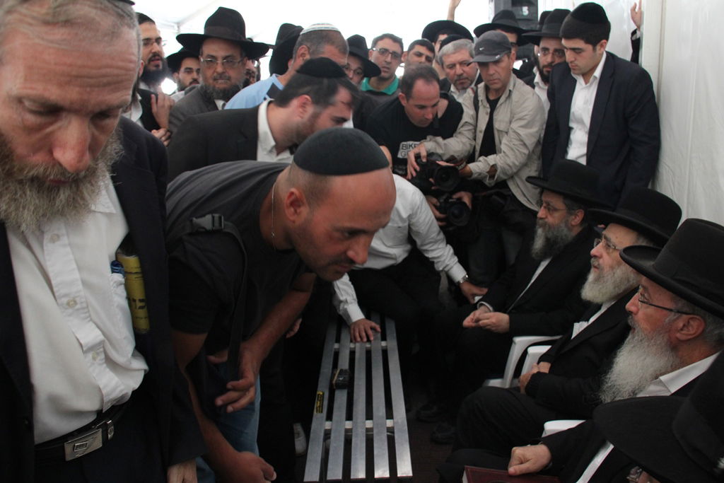 גלרית ענק: אלפים ובראשם גדולי ישראל בניחום אבלים בבית הגר"ע יוסף זצוק"ל