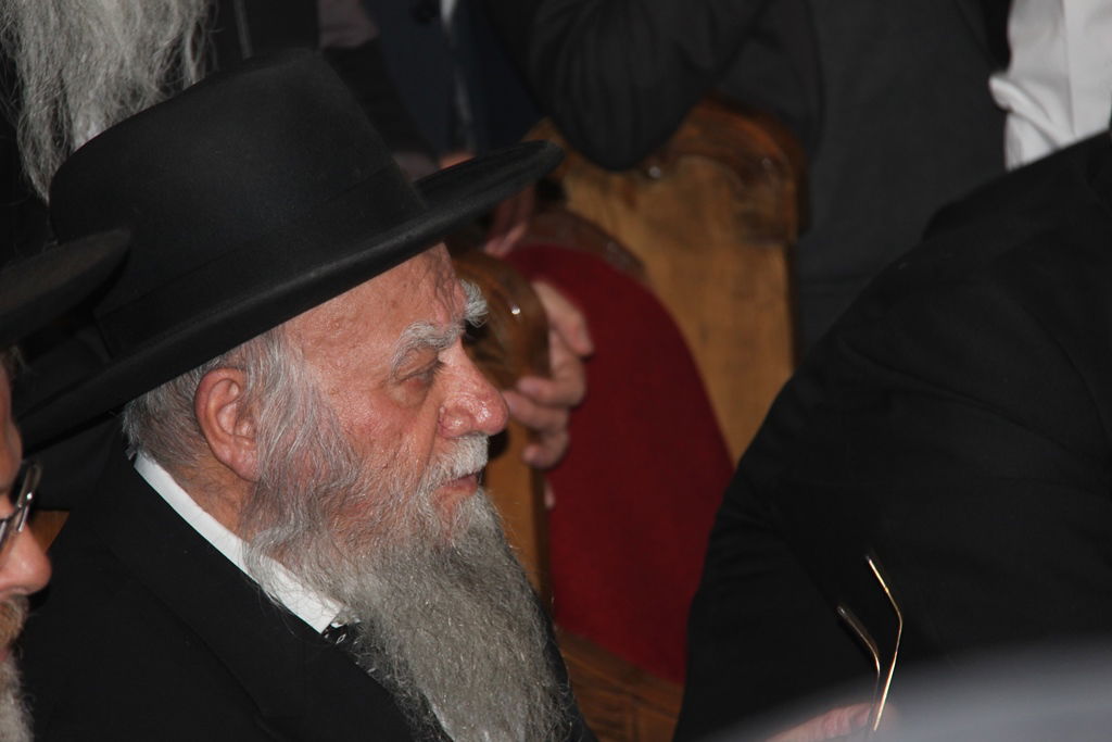 גלרית ענק: אלפים ובראשם גדולי ישראל בניחום אבלים בבית הגר"ע יוסף זצוק"ל