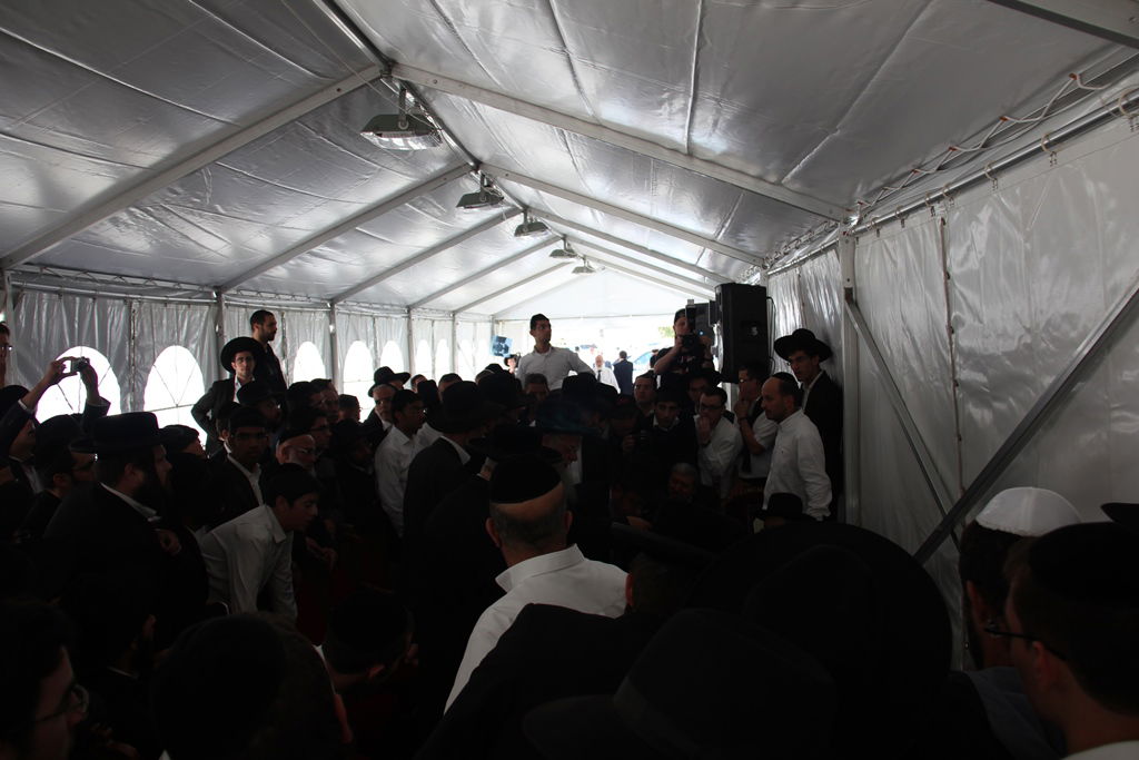 גלרית ענק: אלפים ובראשם גדולי ישראל בניחום אבלים בבית הגר"ע יוסף זצוק"ל