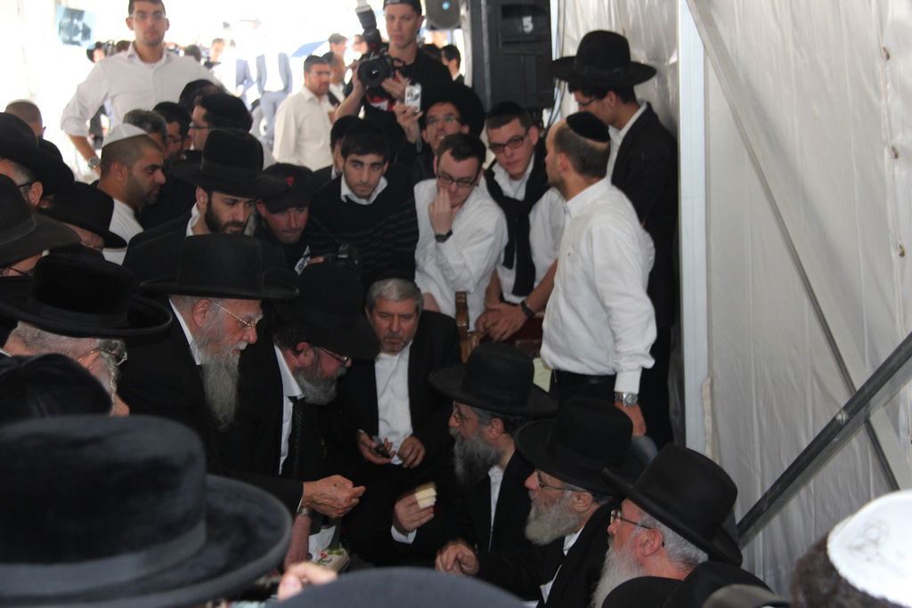 גלרית ענק: אלפים ובראשם גדולי ישראל בניחום אבלים בבית הגר"ע יוסף זצוק"ל