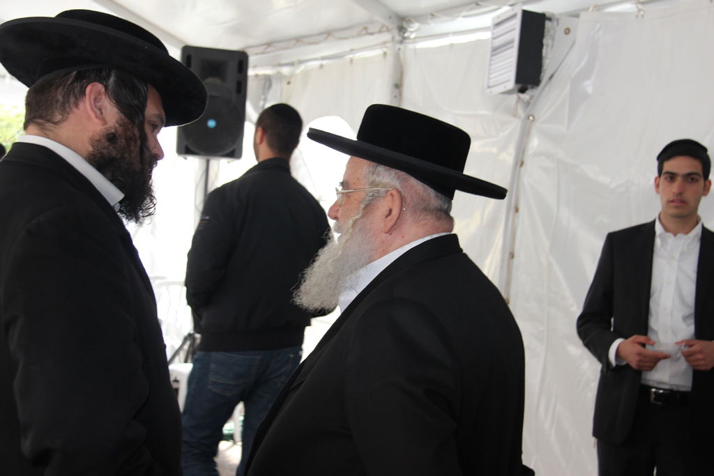 גלרית ענק: אלפים ובראשם גדולי ישראל בניחום אבלים בבית הגר"ע יוסף זצוק"ל