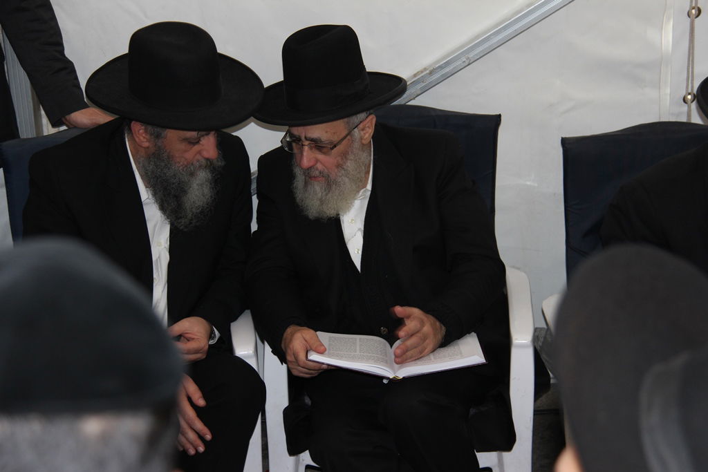 גלרית ענק: אלפים ובראשם גדולי ישראל בניחום אבלים בבית הגר"ע יוסף זצוק"ל