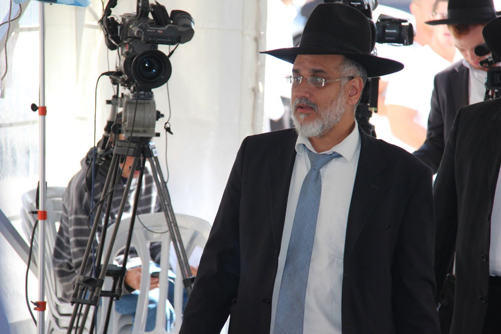 גלרית ענק: אלפים ובראשם גדולי ישראל בניחום אבלים בבית הגר"ע יוסף זצוק"ל