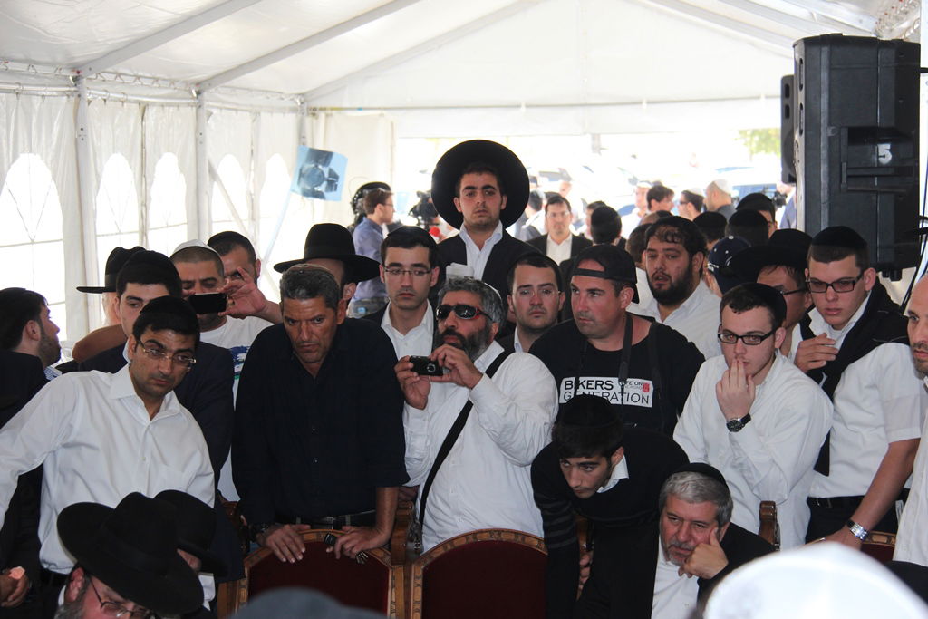 גלרית ענק: אלפים ובראשם גדולי ישראל בניחום אבלים בבית הגר"ע יוסף זצוק"ל