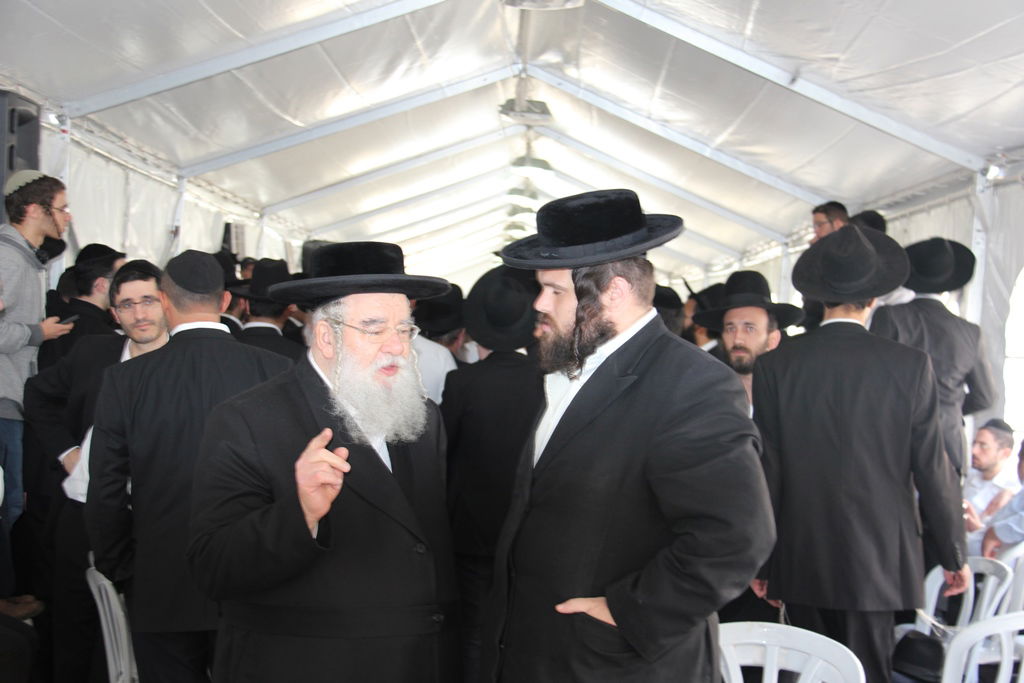 גלרית ענק: אלפים ובראשם גדולי ישראל בניחום אבלים בבית הגר"ע יוסף זצוק"ל