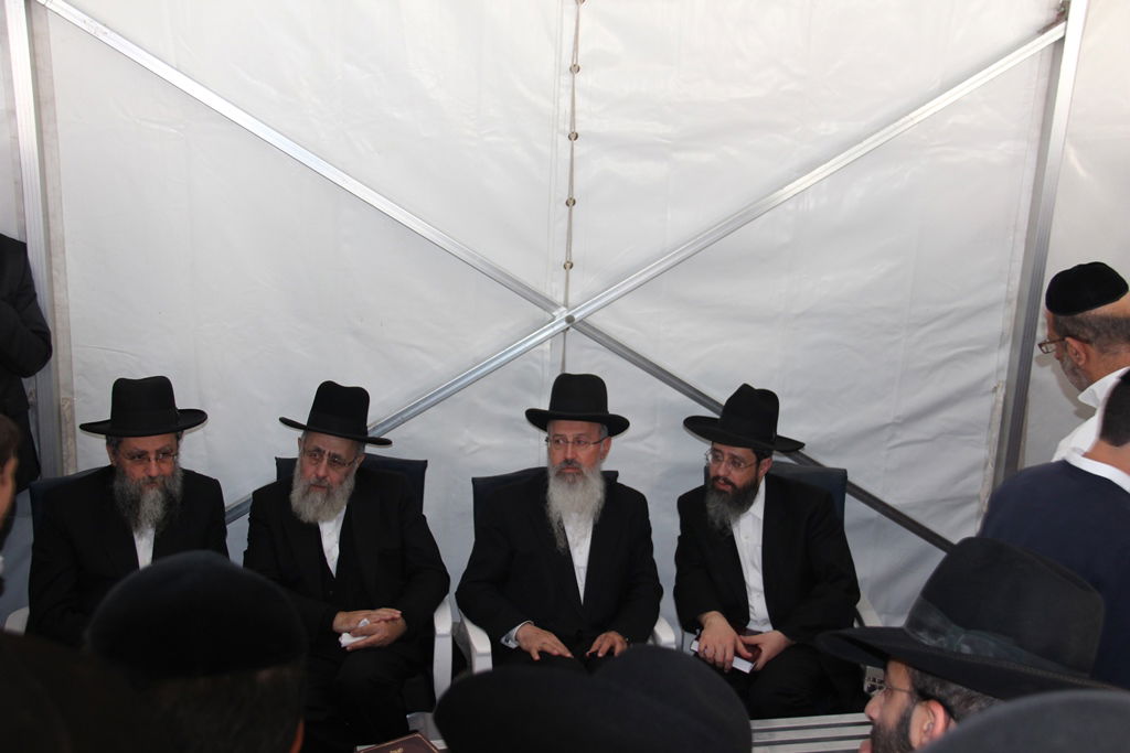 גלרית ענק: אלפים ובראשם גדולי ישראל בניחום אבלים בבית הגר"ע יוסף זצוק"ל