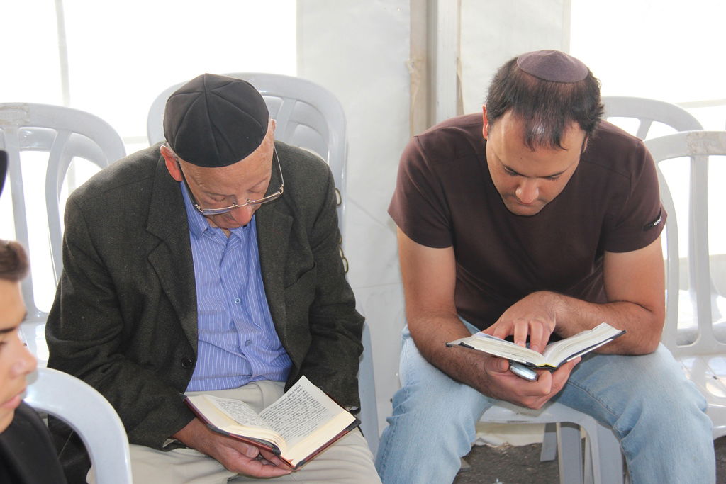 גלרית ענק: אלפים ובראשם גדולי ישראל בניחום אבלים בבית הגר"ע יוסף זצוק"ל