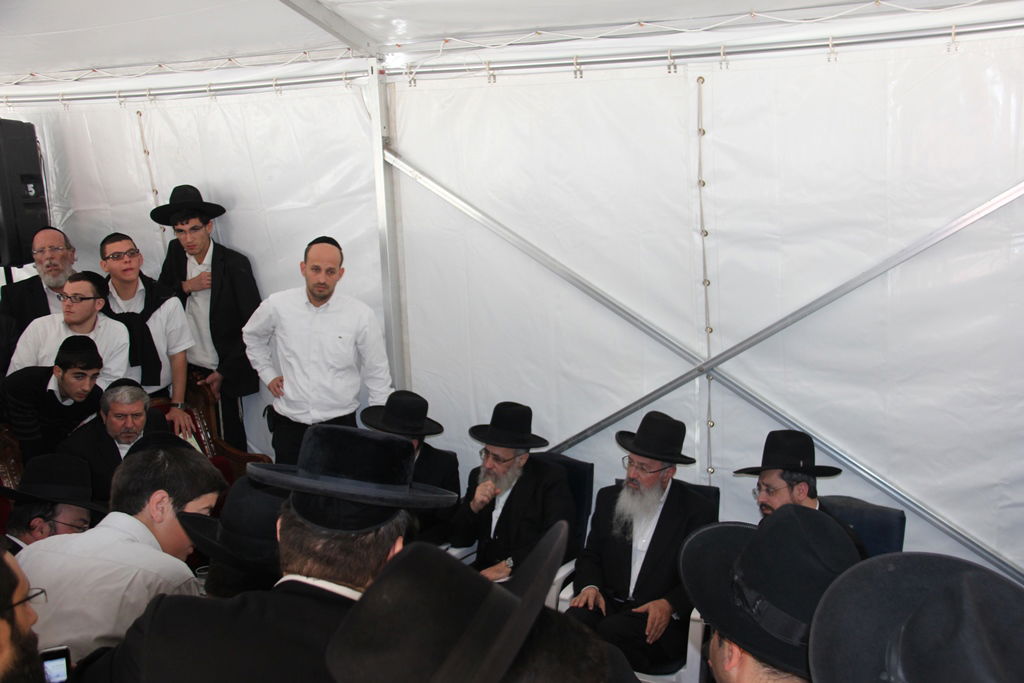 גלרית ענק: אלפים ובראשם גדולי ישראל בניחום אבלים בבית הגר"ע יוסף זצוק"ל