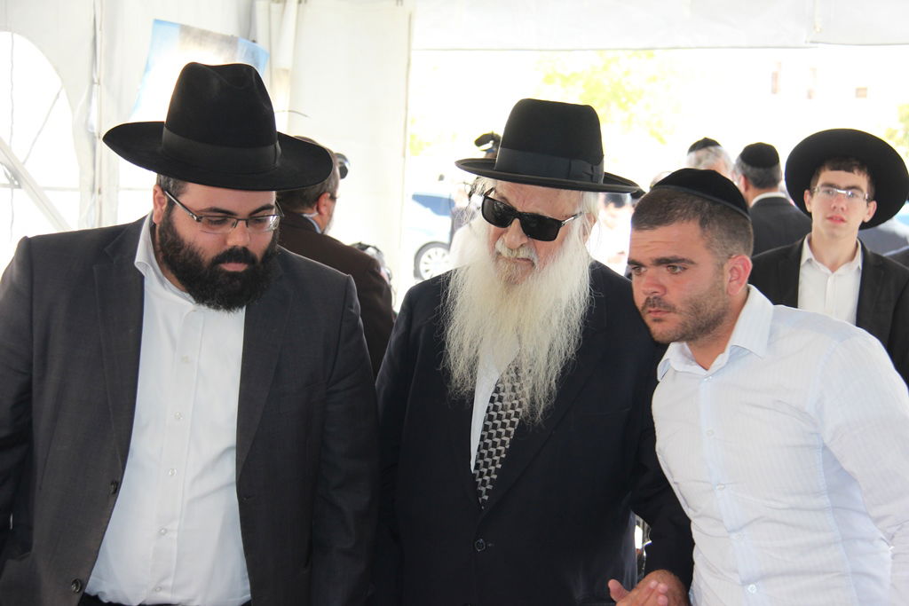 גלרית ענק: אלפים ובראשם גדולי ישראל בניחום אבלים בבית הגר"ע יוסף זצוק"ל