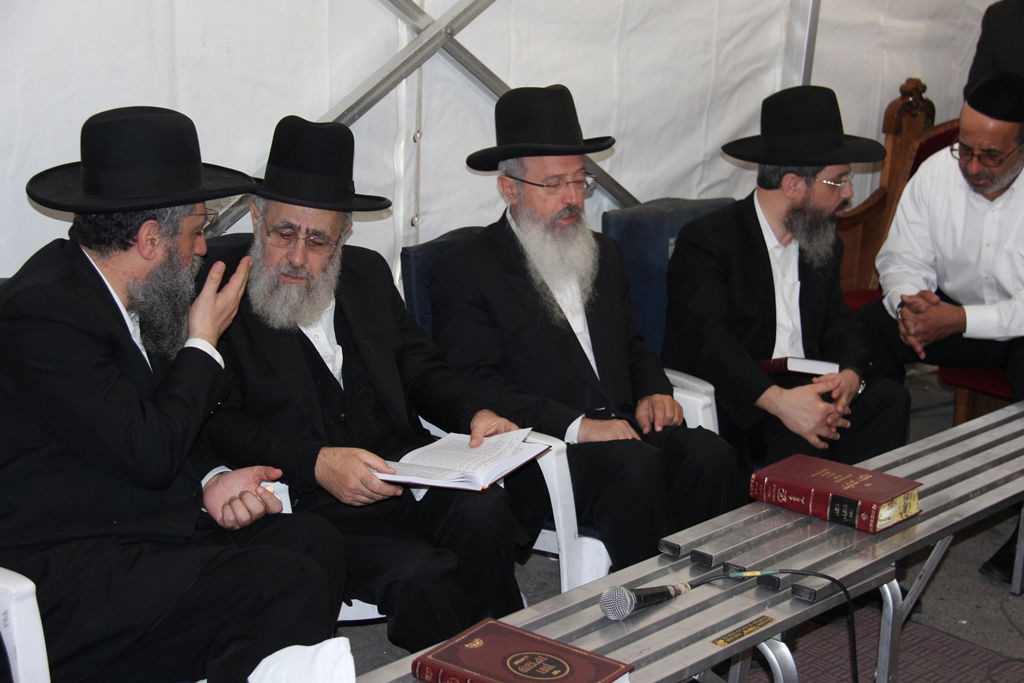 גלרית ענק: אלפים ובראשם גדולי ישראל בניחום אבלים בבית הגר"ע יוסף זצוק"ל