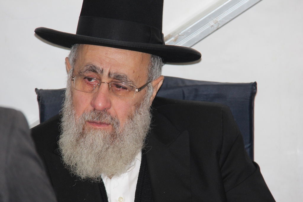 גלרית ענק: אלפים ובראשם גדולי ישראל בניחום אבלים בבית הגר"ע יוסף זצוק"ל