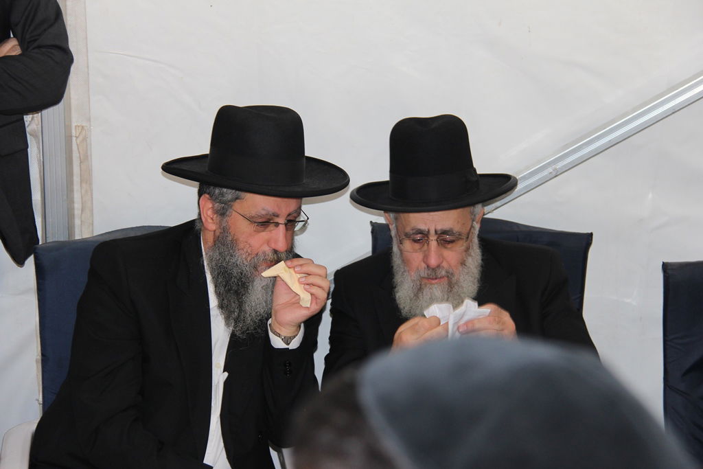 גלרית ענק: אלפים ובראשם גדולי ישראל בניחום אבלים בבית הגר"ע יוסף זצוק"ל